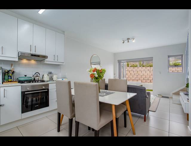 2 BEDROOM TOWNHOUSE RENTED IN HONEYDEW COUNTRY ESTATE